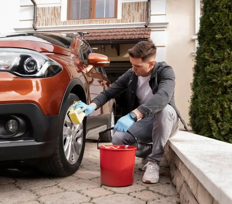 Lavage auto à domicile Bert : professionnel intervenant sur un véhicule